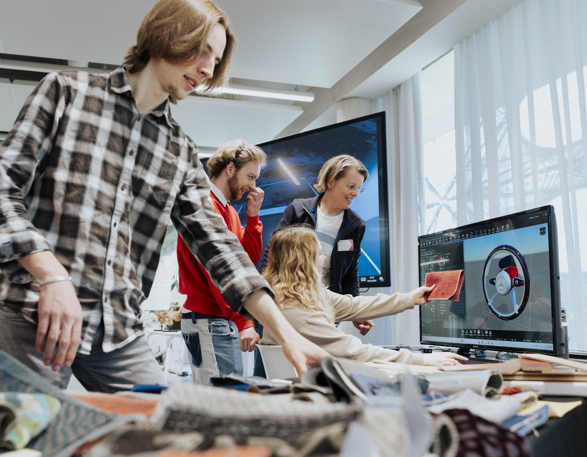 Studierende mit realen und digitalen Materialien